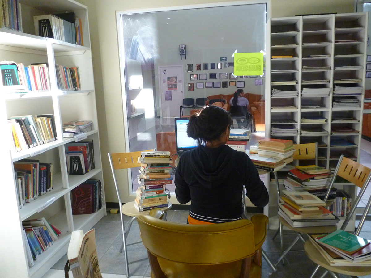 Entre los numerosos servicios que presta Casa Amiga se encuentra el de una biblioteca abierta para la comunidad. (Verónica Domínguez Ogaz/Borderzine.com)