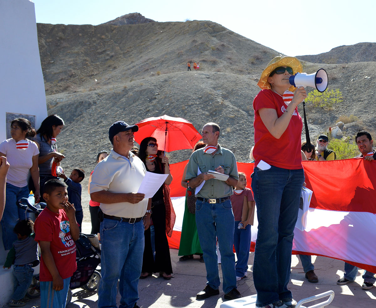 Protest leader Andrea Tirres speaks to protestors about the lack of asbestos testing. (Sarah A. Duenas/Borderzine.com)
