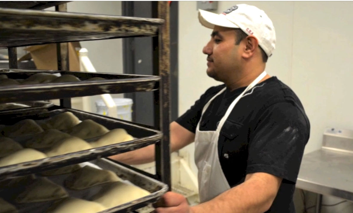 Juan Aguilera ha trabajado en panaderías desde los nueve años de edad. (Jessica Salcedo/Borderzine.com)