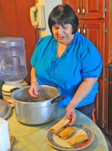 Esperanza Joseph prepares one of her favorite dishes, tamales. (O.J. Early/El Nuevo Tennessean)