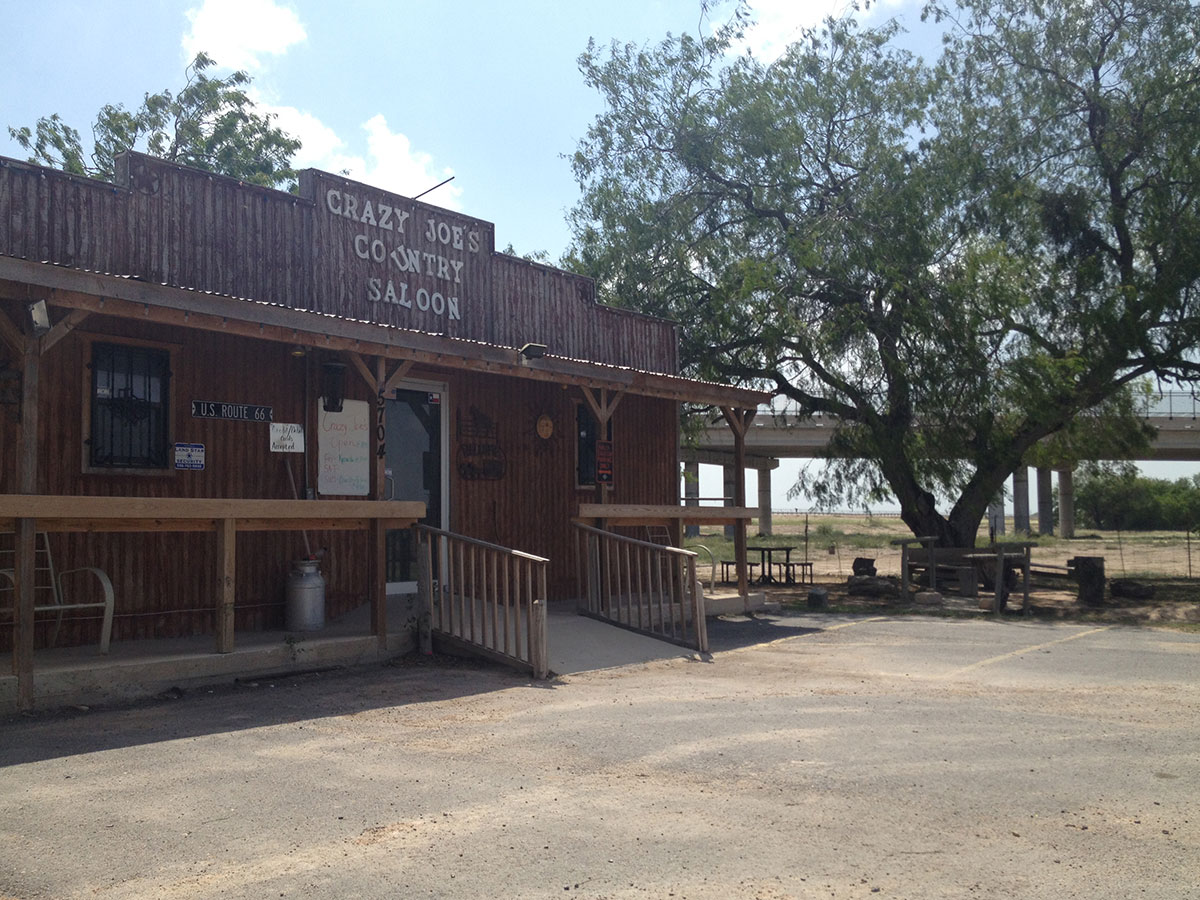 El bar Crazy Joe's localized cerca al puente internacional Anzalduas en Granjeño, Texas. (Sergio Chapa/Borderzine.com)
