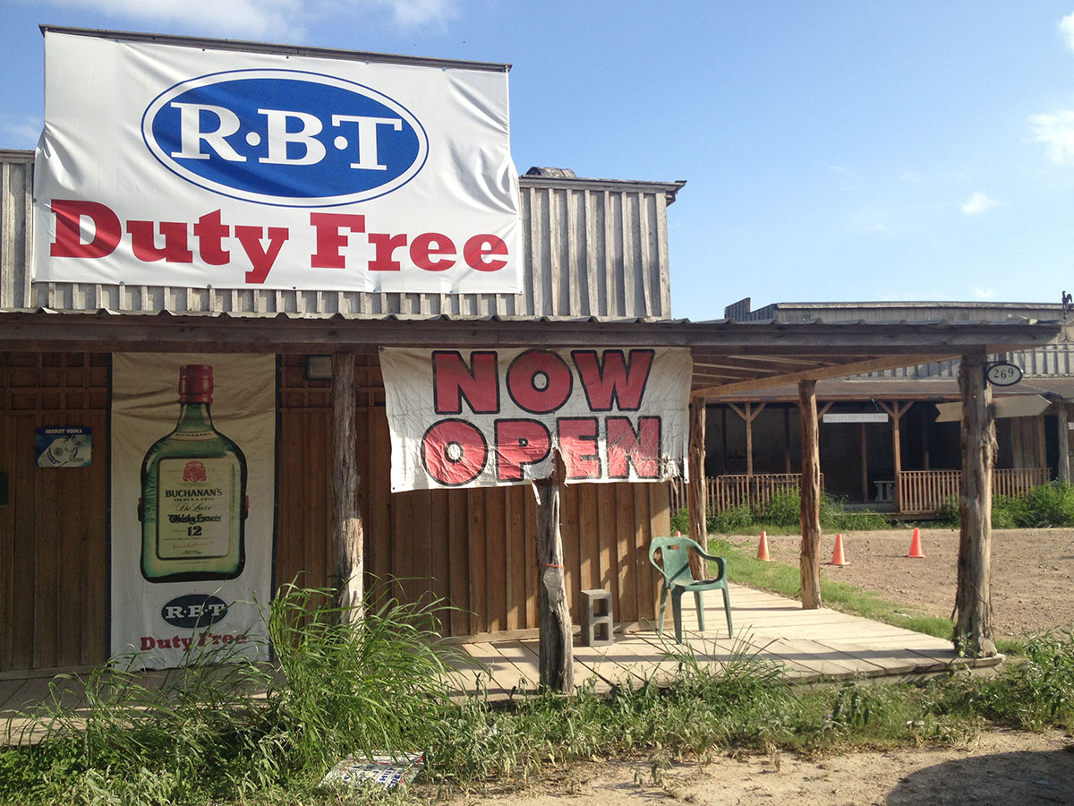 Una solitaria tienda de duty free en Los Ébanos, Texas. (Sergio Chapa/Borderzine.com)