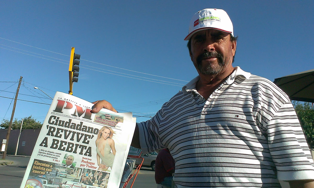 A newspaper vendor at Hermanos Escobar Ave in Ciudad Juarez. (Jaime Cervantes/Borderzine.com)