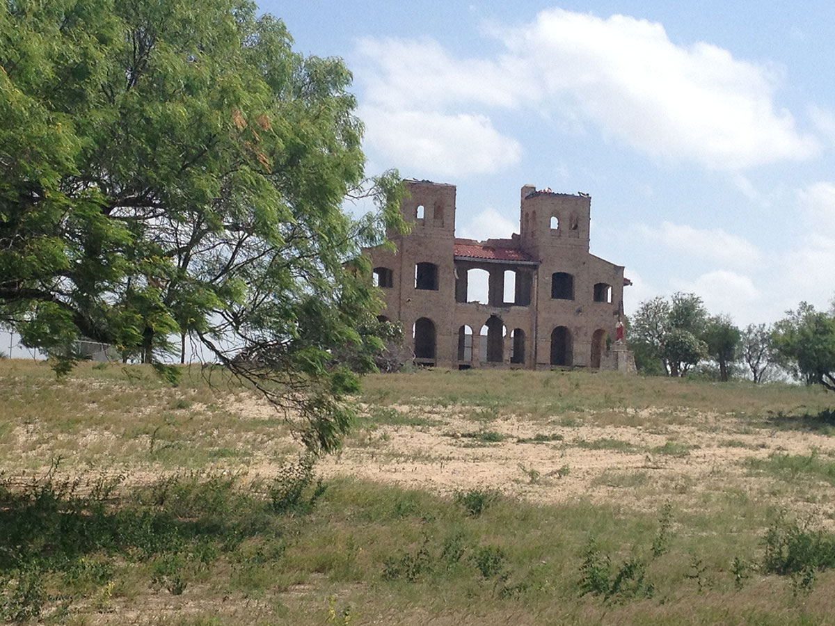 Las ruinas de la iglesia Las Lomitas, en Mission, Texas. (Sergio Chapa/Borderzine.com)