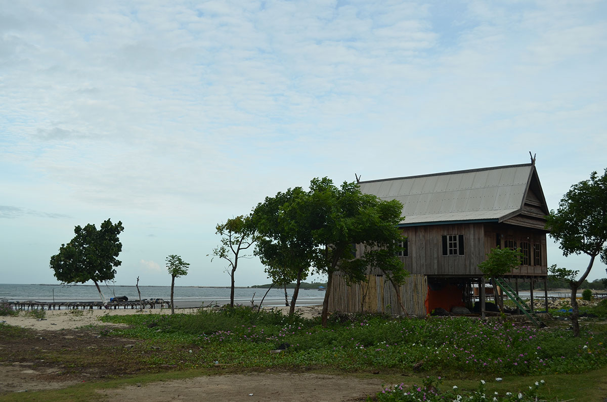A house at the beach in Makassar, Sulawesi. (Valeria Hernandez/Borderzine.com)
