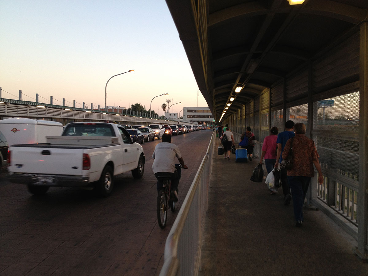 Peatones y autos se dirigen desde Laredo, Texas a Nuevo Laredo, Tamaulipas. (Sergio Chapa/Borderzine.com)