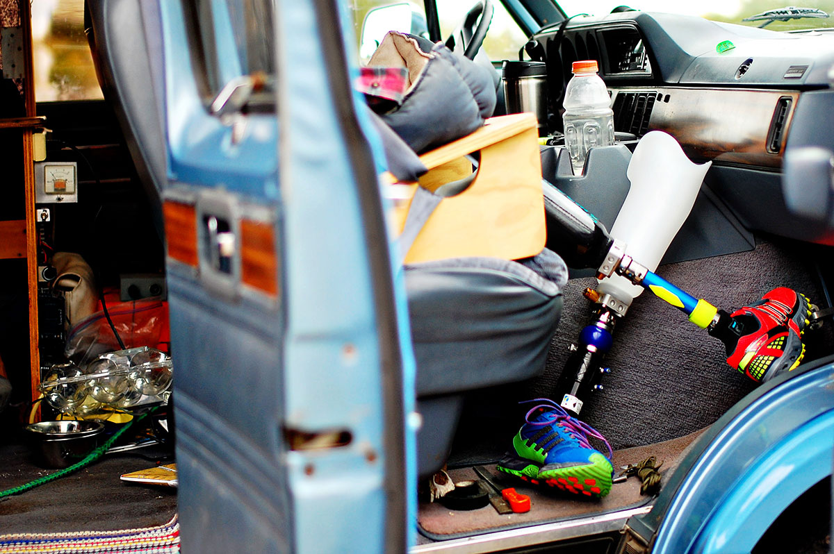 Joe conduce una van Dodge azul de 1990 y hace paradas cada cinco millas para asegurarse que los ciclistas del equipo tengan suficiente comida, agua y medicamentos. (Jacqueline Armendariz Reynolds/Borderzine.com)