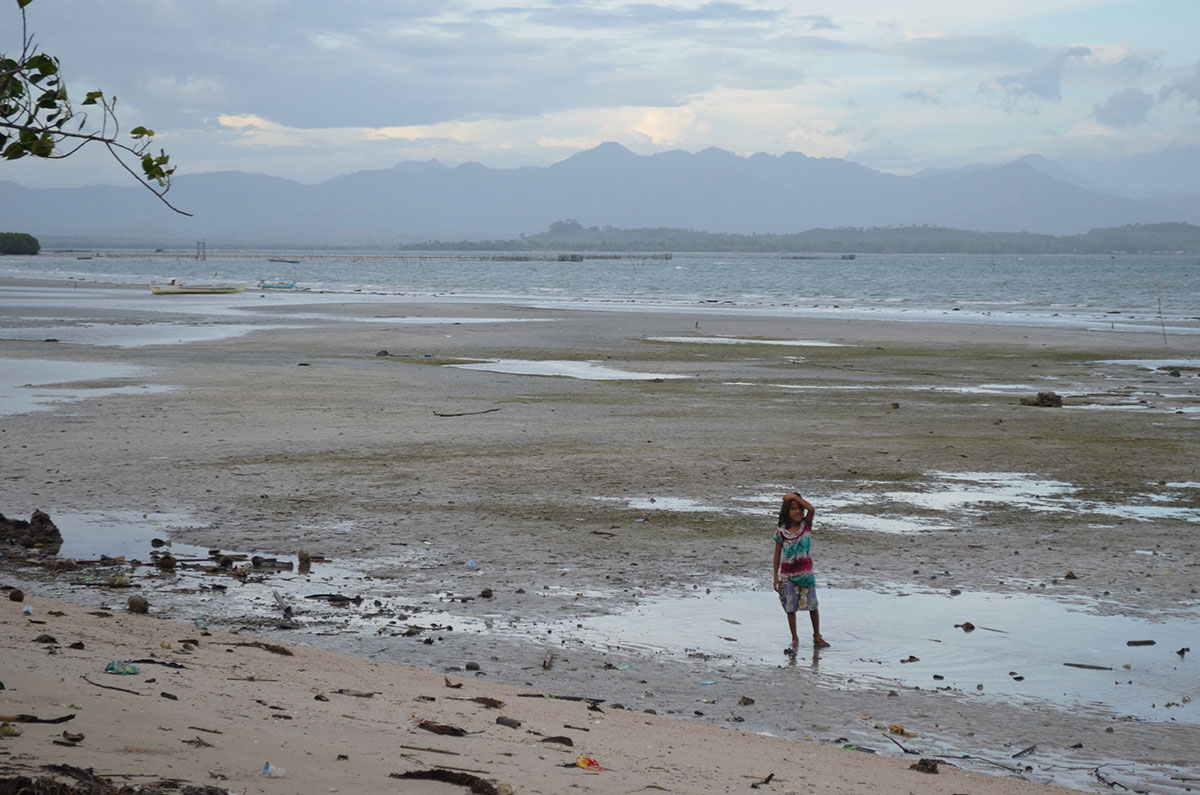 Little girl on the coast of Sulawesi, Indonesia. (Valeria Hernandez/Borderzine.com)