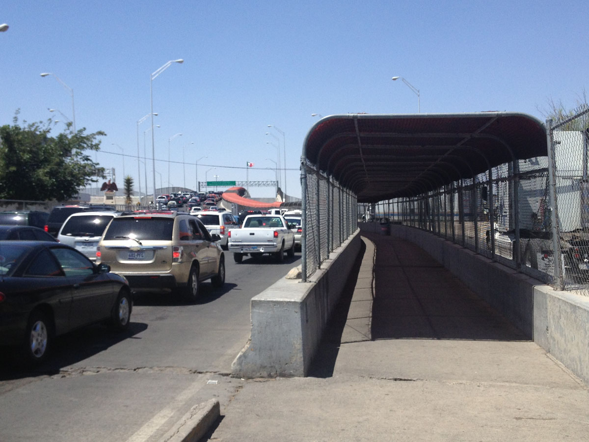 Heavy traffic at the Bridge of the Americas. (Sergio Chapa/Borderzine.com)