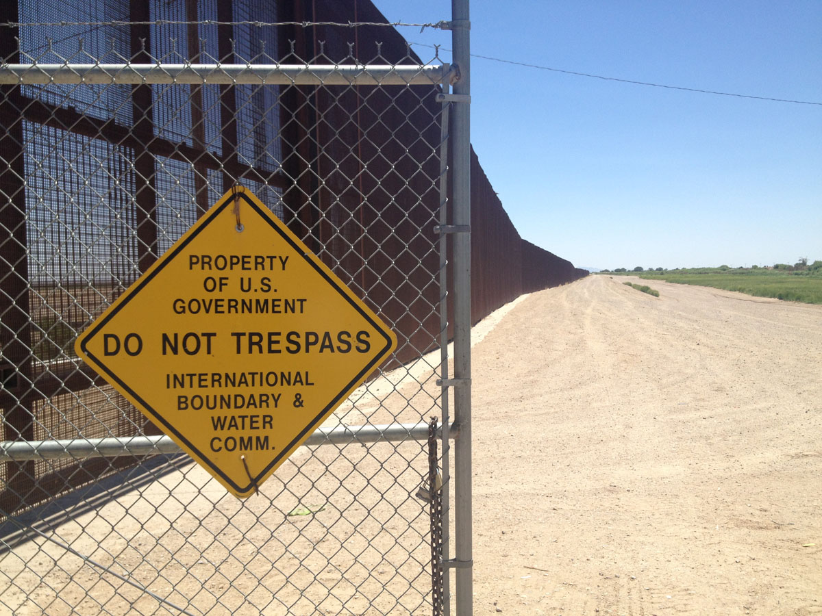 The border fence at the Fabens International Bridge. (Sergio Chapa/Borderzine.com)