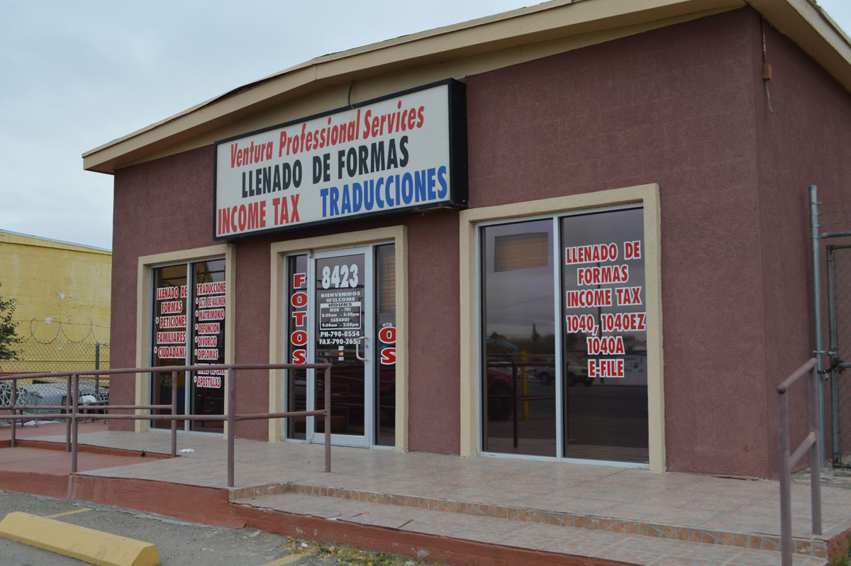 Notary public in the U.S. are not supposed to give legal advice for fill out forms. A local business in El Paso correctly advertises only translation services and filling forms. (Vianey Alderete/Borderzine.com)