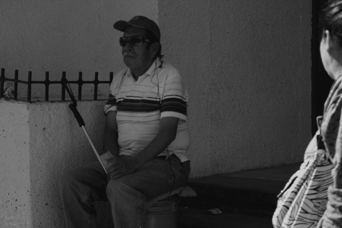 Armando Martínez canta en una avenida del centro de Ciudad Juárez para ganarse la vida. (Jazmín Cano/Borderzine.com)
