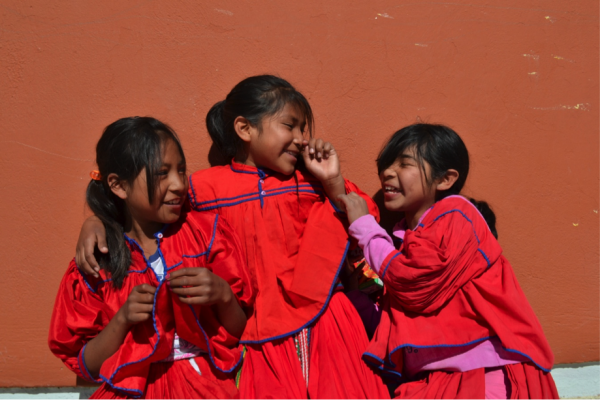 Alumnas de la Escuela Bilingüe Tarahumara portando el uniforme durante receso.
