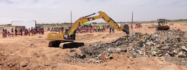 A crowd watches as an Alamogordo, N.M. landfill is excavated in search of infamous video games. Photo by Carlos Corral.