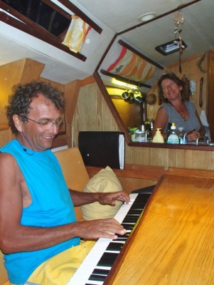 Titou Bourdin at the piano on his sailboat
