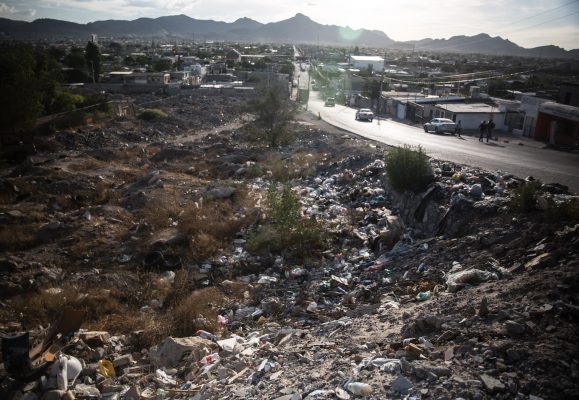El crecimiento demográfico de Juárez, acelerado por la instalación de centenares de fábricas maquiladoras, no fue acompañado por una extensión de los servicios públicos de la ciudad. Foto cortesía de Damià S. Bonmatí, Univision 