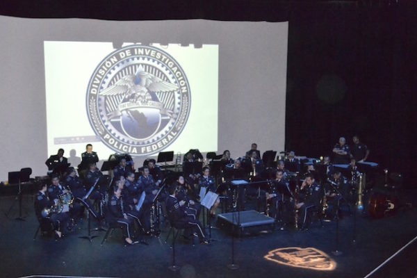 Sinfonica de la Policía federal presentandose en El Paso Texas, en el auditorio del parque Chamizal. Photo credit: Isabel Pizarro