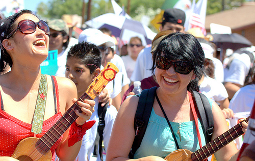 Happy musical protesters at May 29 March. (George Thomson/Borderzine.com)