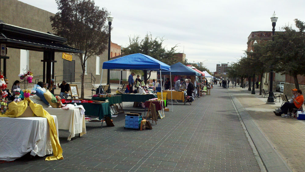 El Paso Art Market at Union Plaza. (William Vega/Borderzine.com)