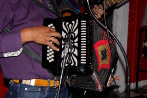 La música norteña y los narcocorridos fueron las primeras formas de expresión que encontraron las crónicas de narcos. (Diana Carrillo/Borderzine.com)
