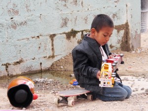 One of the children from the shelter plays outside. (Idali Cruz/Borderzine.com)