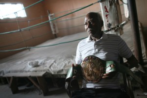 José "Mantequilla" Nápoles muestra uno de sus cinturones que lo acreditan cono campeón. (Jesús Alcázar/Somosfrontera.com))
