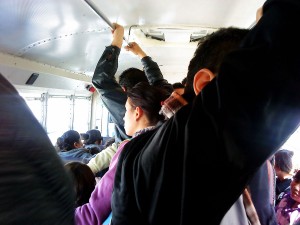 Cada viaje a la universidad es una odisea para los estudiantes juarenzes. (Fernando Aguilar Carranza/Borderzine.com)
