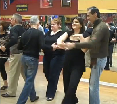 Instructor de salsa, Miguel Méndez, y estudiante, Elsa Artega, practican nuevos pasos. (Karen M. Herrejon/Borderzine.com)