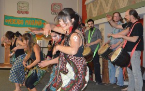 El grupo de baile y percusión africana, Patambores, animó el ambiente en El Mercado Mayapán. (Yuritzy Ramos/Borderzine.com)