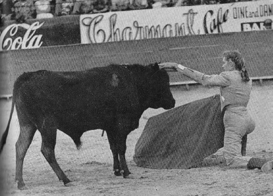 Desplante con adorno. Fue la primera vez que McCormick tocó un cuerno de toro. ( ©Henry Holt & CO.)