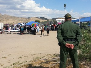 Border Patrol agents observed the event at Anapra. (Cristina Quinones/Borderzine.com)