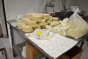 Tortillas de maíz a la espera de ser empacadas. (Estefany Galindo/Borderzine.com)
