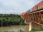 El puente ferroviario international entre Nuevo Laredo, Tamaulipas y Laredo, Texas. (Sergio Chapa/Borderzine.com)