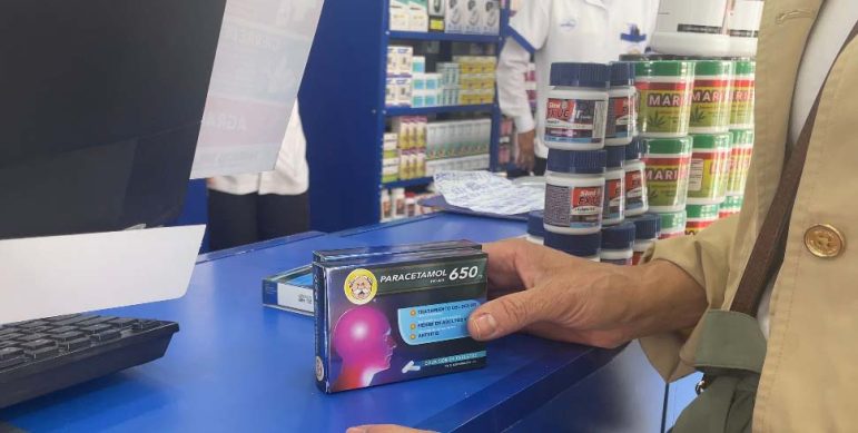 Beatriz Huerta buying Paracetamol at Farmacias Similares on Avenida Juarez, Ciudad Juarez. Photo by Marian Porras / Borderzine