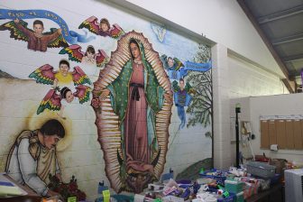 Una pintura de la Virgen de Guadalupe posa enfrente de los medicamentos a los que tienen acceso dentro del refugio los inmigrantes.